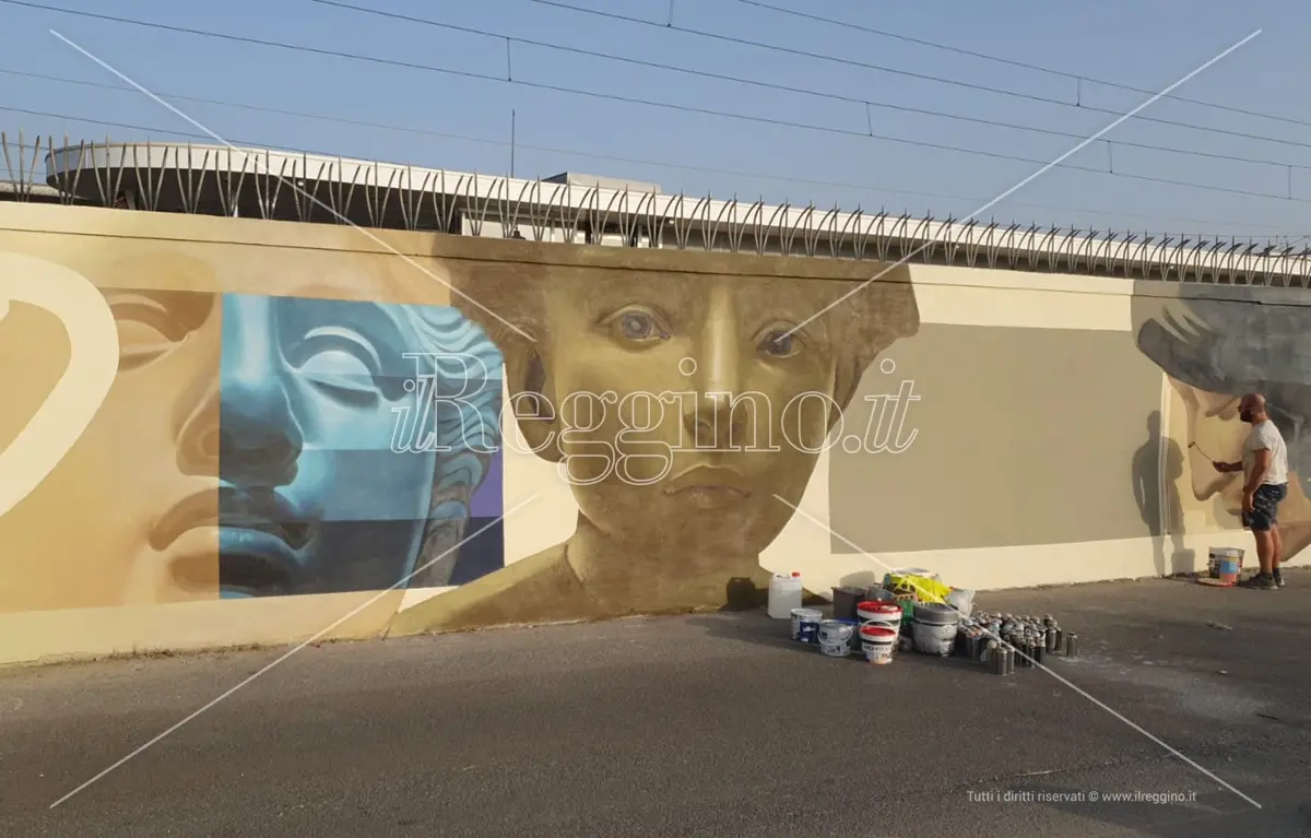 Murales lungomare di Reggio, al Tempietto artisti al lavoro