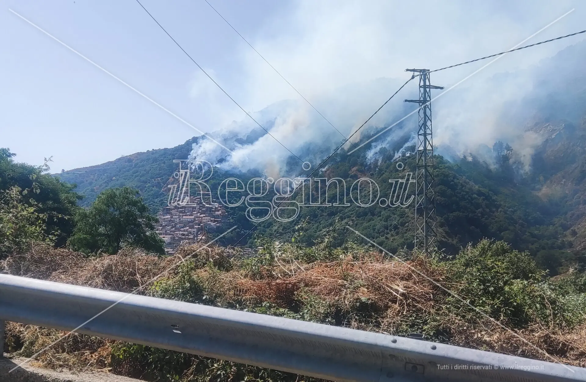 Locride, domato vasto incendio nelle campagne tra Camini e Stilo