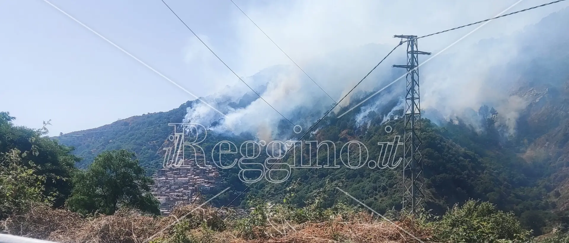 Locride, domato vasto incendio nelle campagne tra Camini e Stilo