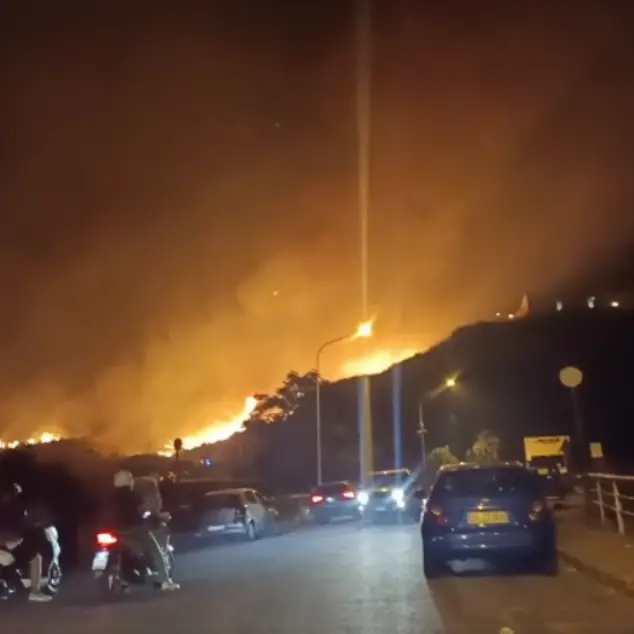 Reggio con il fuoco alle porte: le fiamme assediano il Monastero della Visitazione