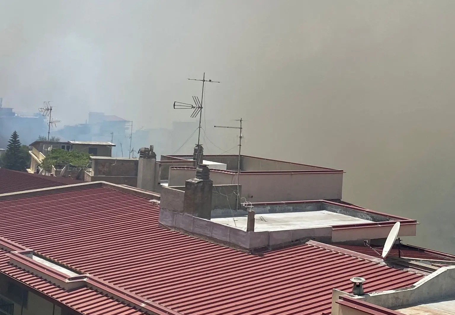 Allarme incendi, a Mosorrofa una coltre di fumo avvolge le case - VIDEO