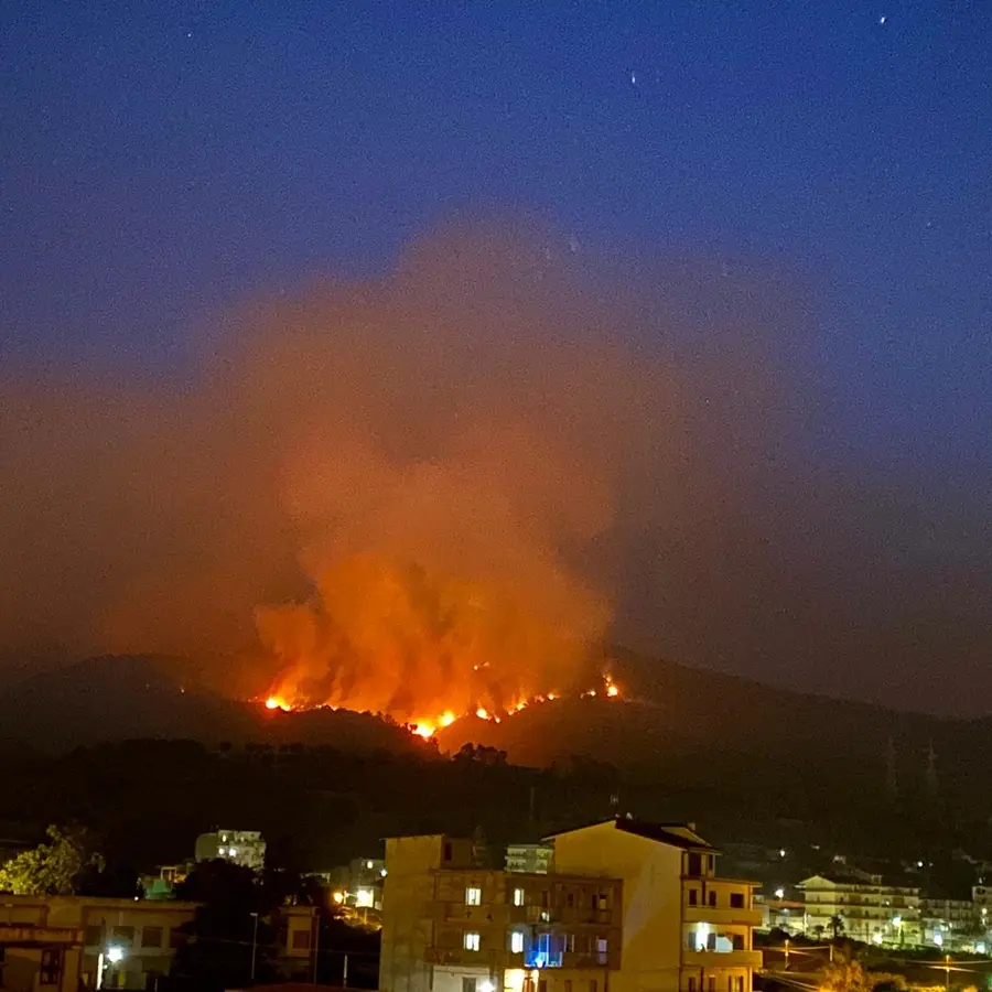Reggio in fiamme, Callea (Cgil): «Vigili del fuoco oberati di lavoro e al limite dell'esaurimento fisico»