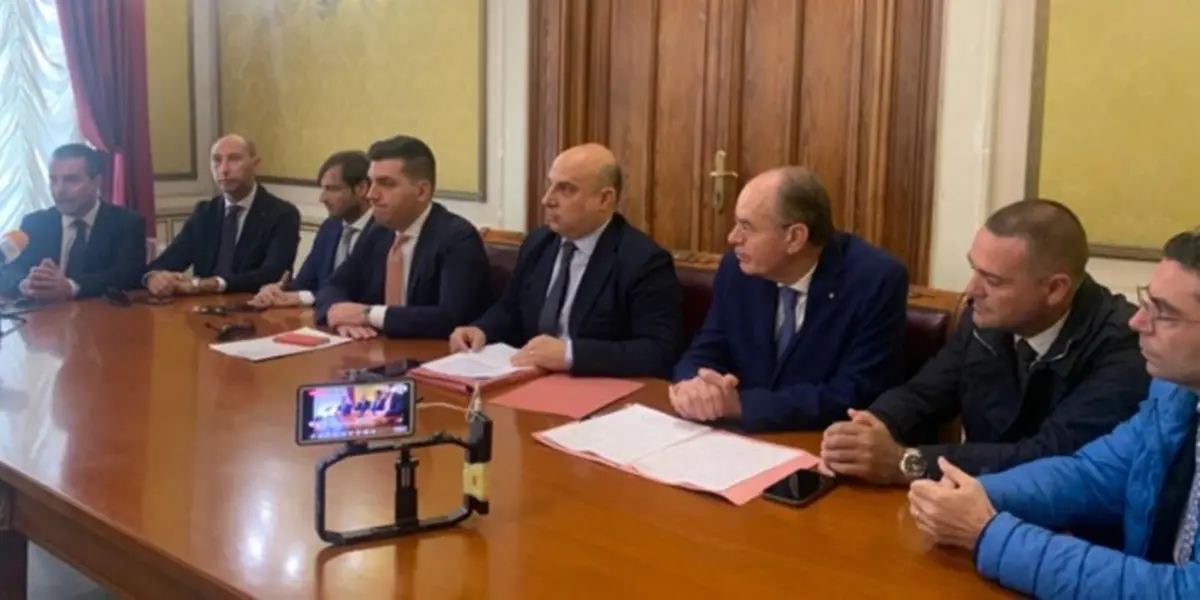 Reggio, cdx in Consiglio Comunale: «Brunetti dica la verità alla Città e si dimetta»