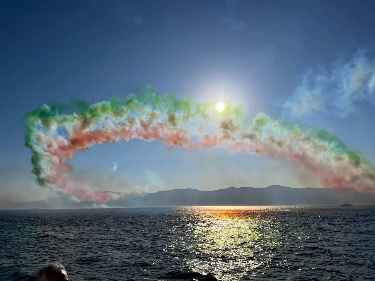 Senza fiato con il naso all’insù, l’orgoglio tricolore conquista Reggio