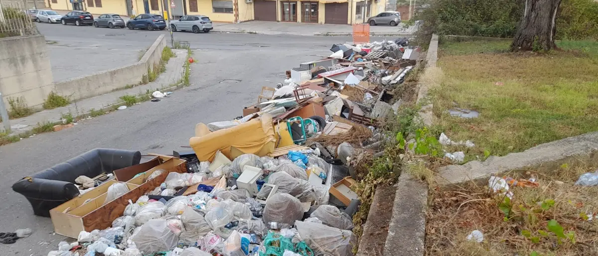 Reggio, ad Arghillà ancora un’estate nella morsa dei rifiuti e dell’assenza di acqua - FOTO e VIDEO