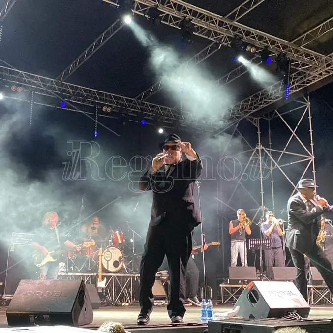 Musica, la storica Blues Brothers Band infiamma Siderno: bagno di folla sul lungomare