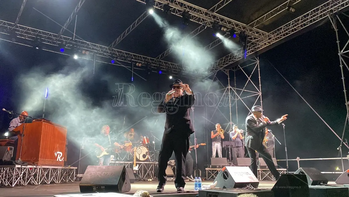 Musica, la storica Blues Brothers Band infiamma Siderno: bagno di folla sul lungomare