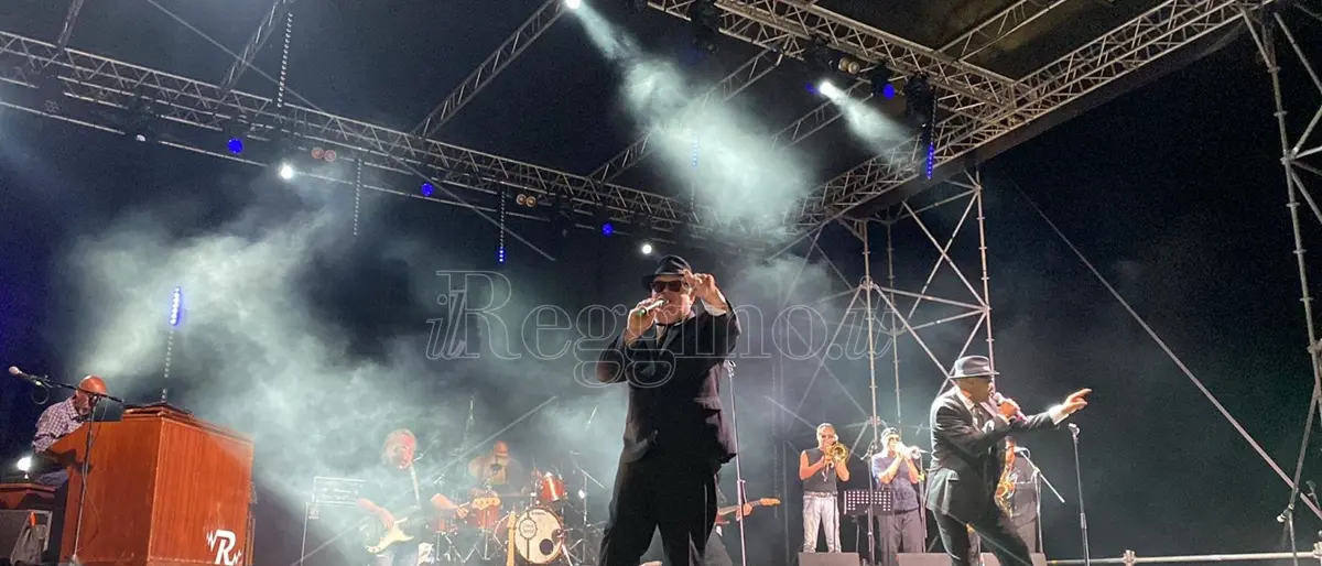 Musica, la storica Blues Brothers Band infiamma Siderno: bagno di folla sul lungomare