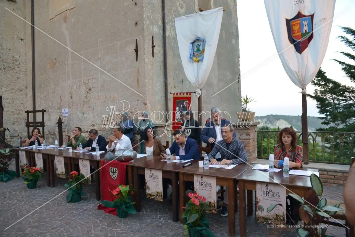 Eventi estivi in Calabria tra grane politiche e paradossi: il centenario di Strati “finanzia” il palio di Ribusa