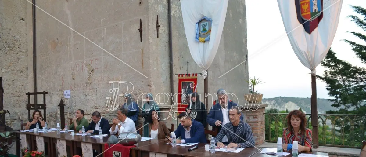 Eventi estivi in Calabria tra grane politiche e paradossi: il centenario di Strati “finanzia” il palio di Ribusa