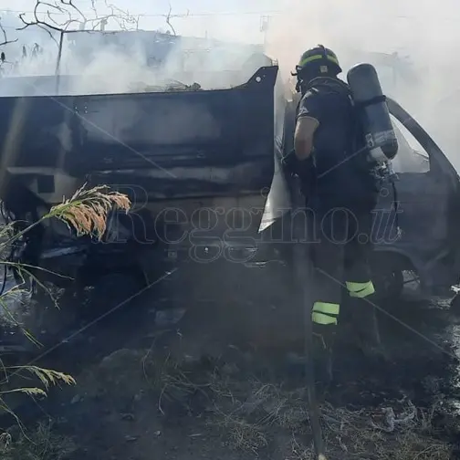 Siderno, a fuoco una decina di automezzi per la raccolta dei rifiuti