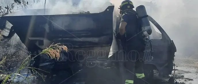 Siderno, a fuoco una decina di automezzi per la raccolta dei rifiuti