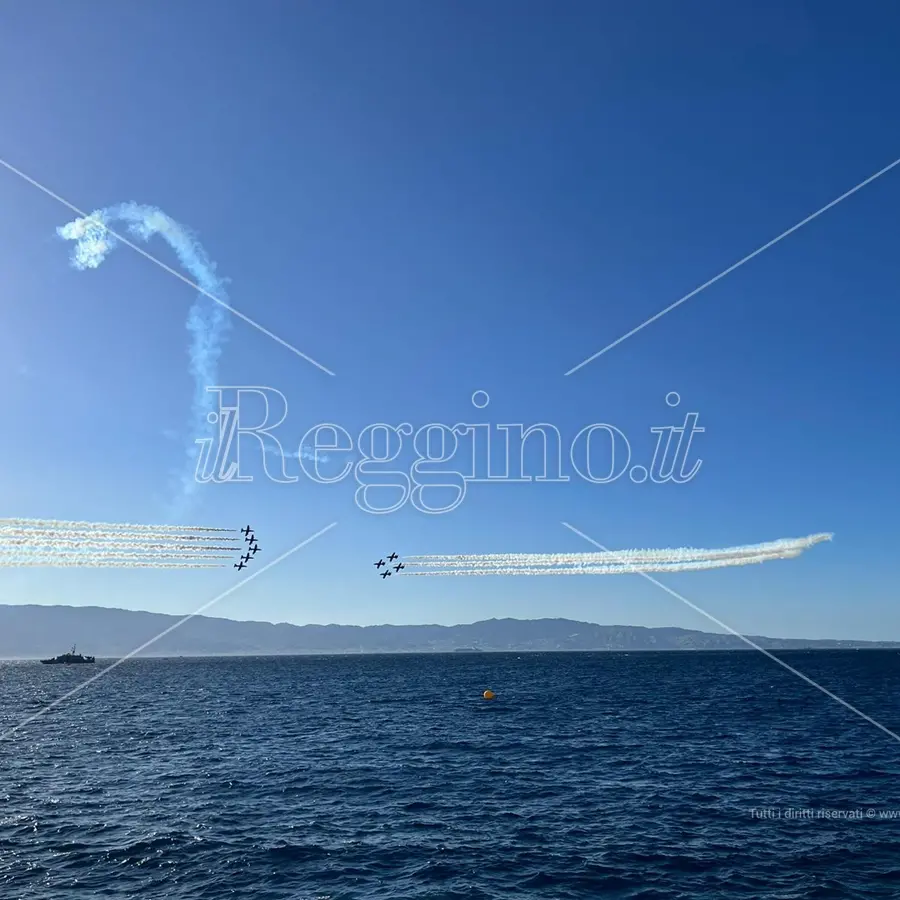 Non solo Frecce tricolori, paracadutisti e tute alari alla conquista dei cieli dello Stretto - FOTOGALLERY