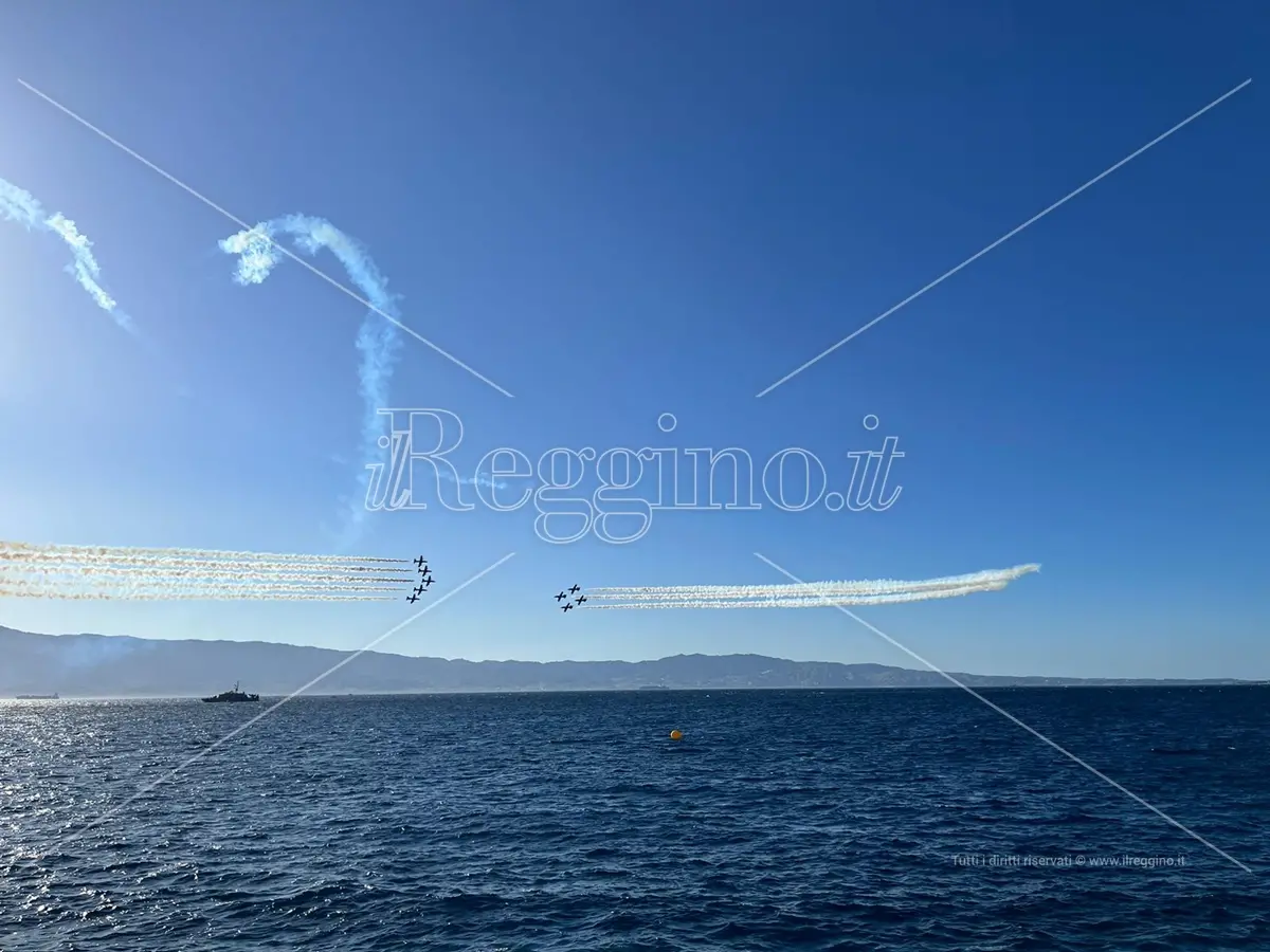 Non solo Frecce tricolori, paracadutisti e tute alari alla conquista dei cieli dello Stretto - FOTOGALLERY