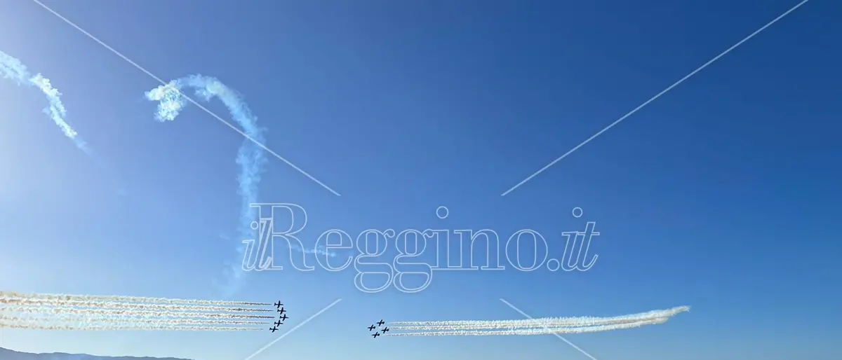Non solo Frecce tricolori, paracadutisti e tute alari alla conquista dei cieli dello Stretto - FOTOGALLERY