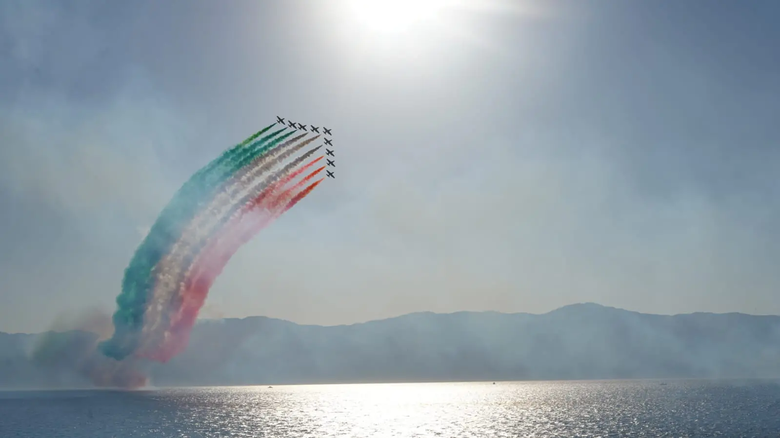 Il cielo e la luce dello Stretto stregano piloti e vertici dell'Aeronautica: «Reggio è un posto meraviglioso»