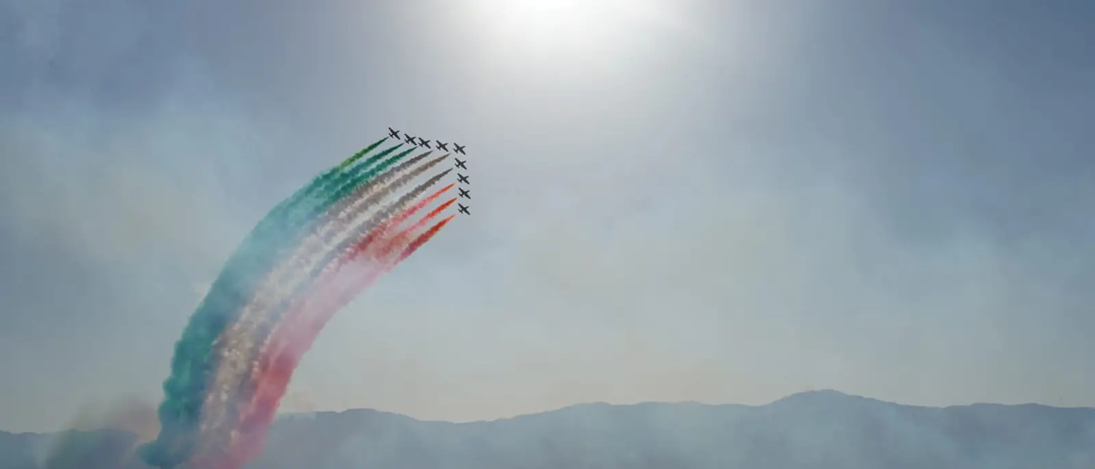 Il cielo e la luce dello Stretto stregano piloti e vertici dell'Aeronautica: «Reggio è un posto meraviglioso»
