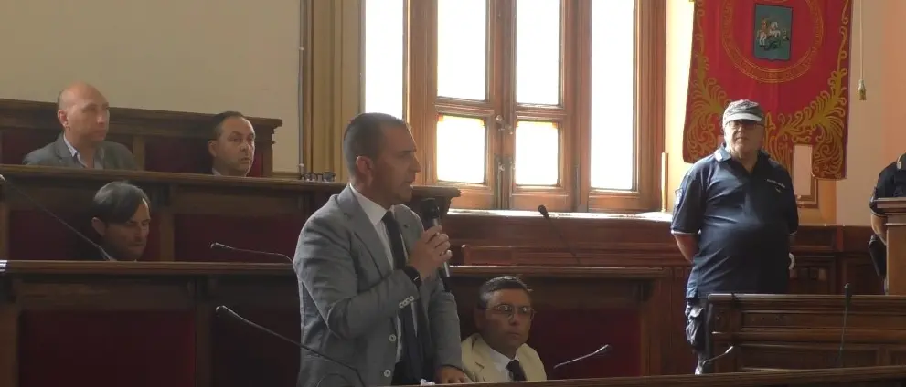 Centrodestra a Reggio, prima la richiesta di dimissioni a Brunetti e poi il mutismo in consiglio