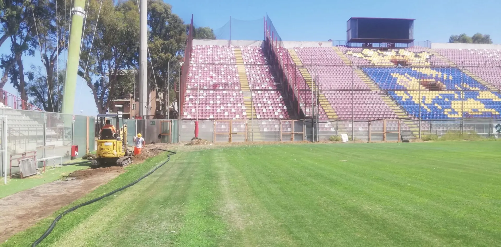 Procedono i lavori per il nuovo impianto di illuminazione e l'efficientamento energetico dello Stadio Oreste Granillo