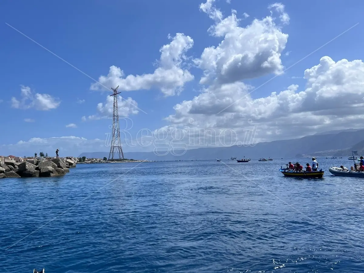 Traversata dello Stretto attrattiva e sicura: nuotatori garantiti dai piloti esperti
