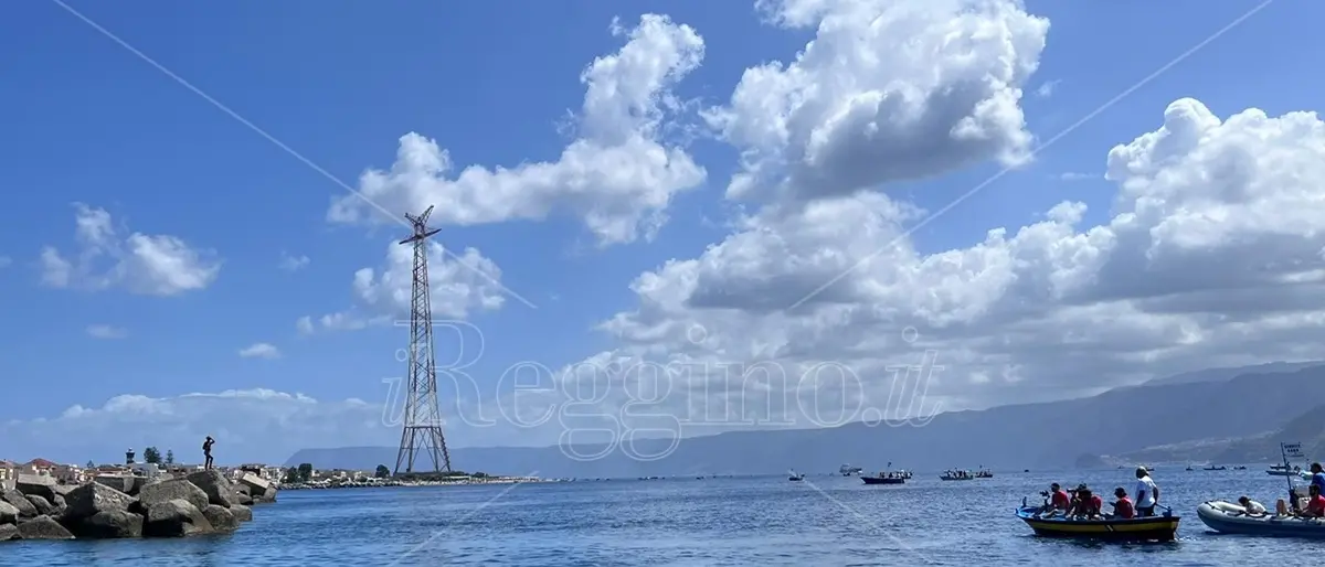 Traversata dello Stretto attrattiva e sicura: nuotatori garantiti dai piloti esperti