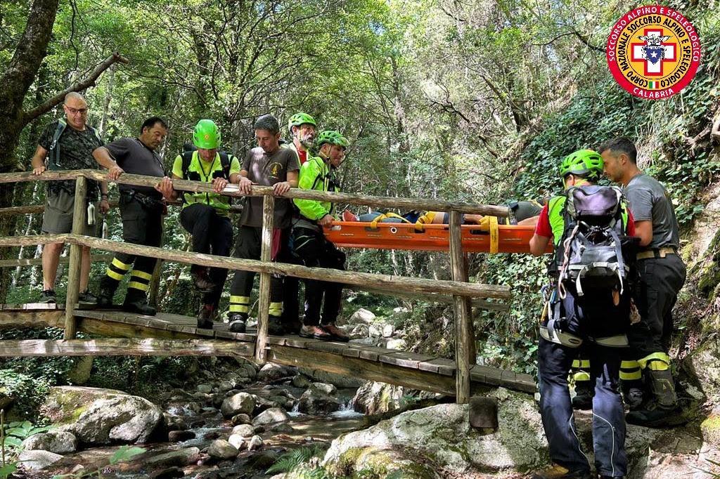 Bivongi, cade nel fiume e si frattura una gamba: soccorsa una donna
