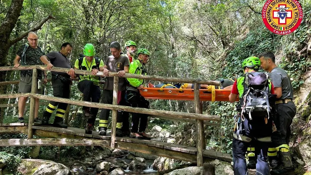 Bivongi, cade nel fiume e si frattura una gamba: soccorsa una donna