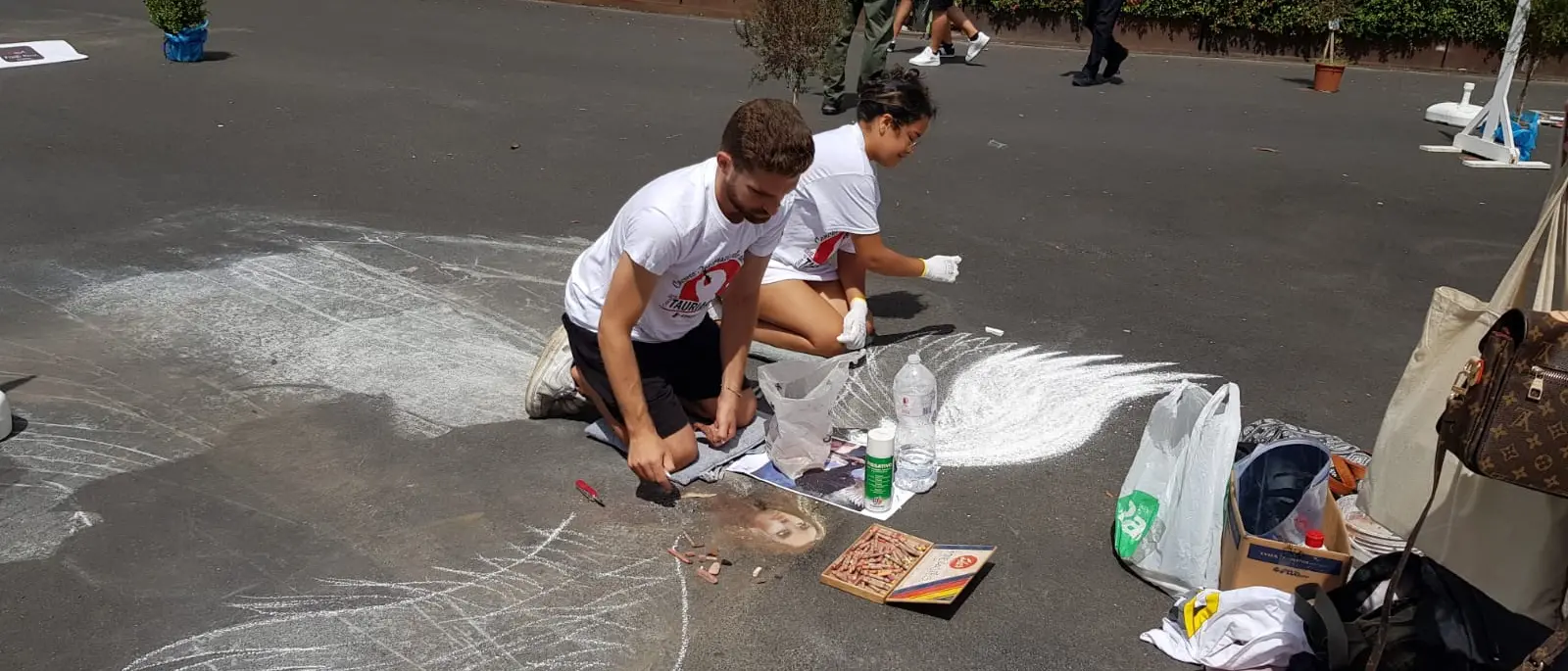Al Concorso internazionale Madonnari, l'incantevole abbraccio degli studenti dell'AbaRc