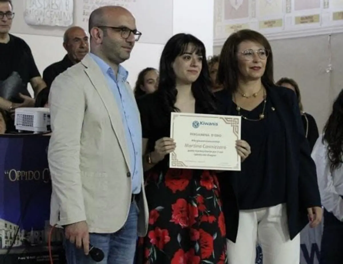 Oppido Mamertina, la 17enne Martina Cannizzaro insignita del premio \"La pergamena d'oro\"