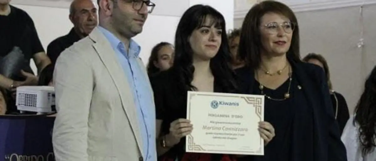 Oppido Mamertina, la 17enne Martina Cannizzaro insignita del premio \"La pergamena d'oro\"