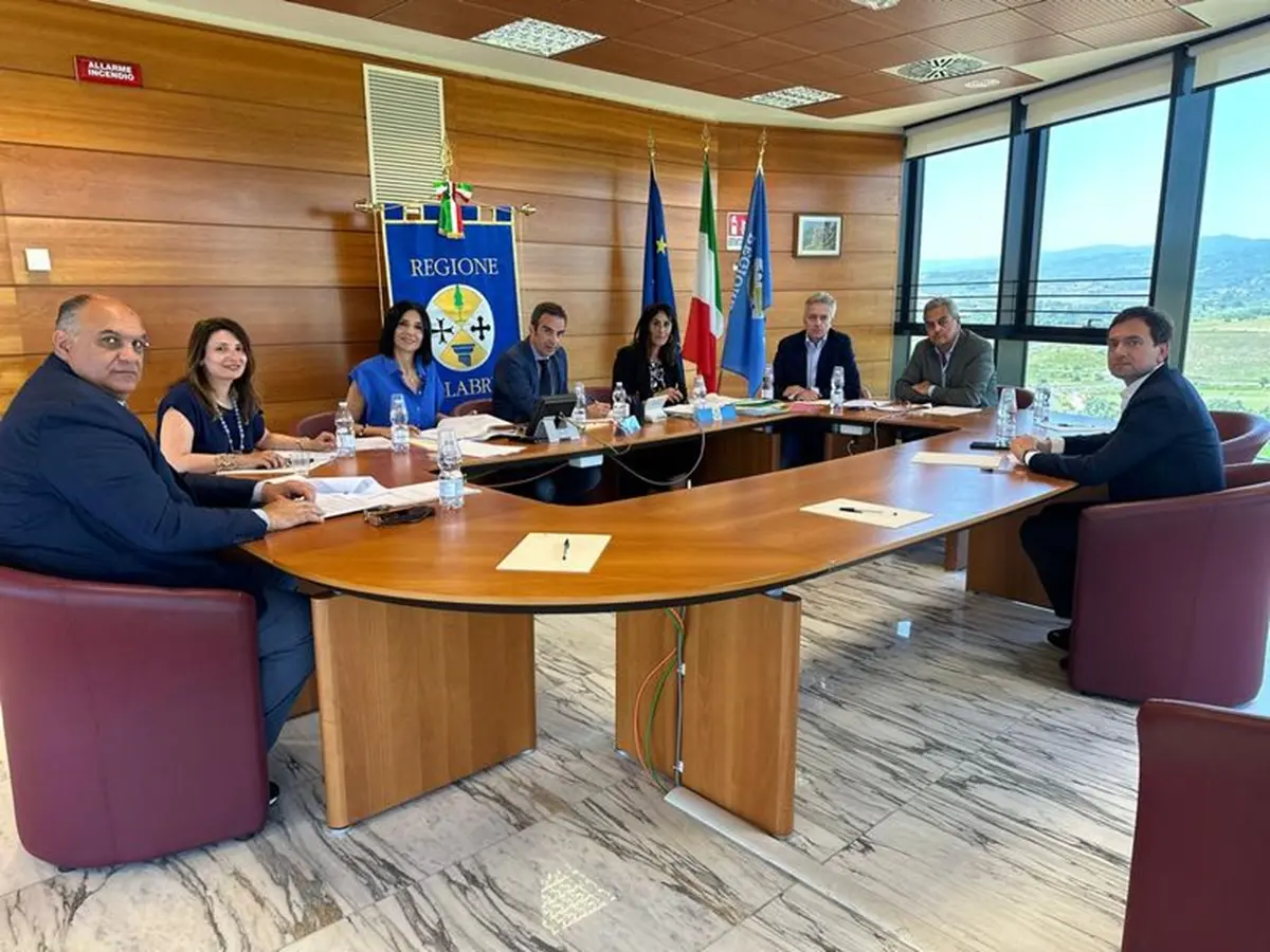 Abusivismo: la Regione commissaria 30 comuni per inerzia e inadempienza