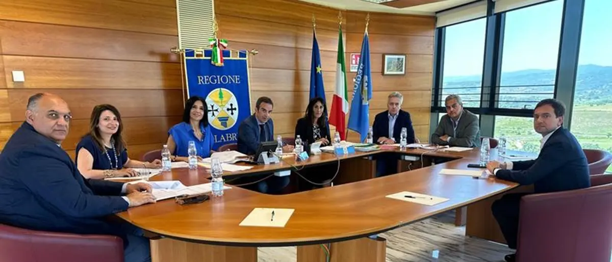 Abusivismo: la Regione commissaria 30 comuni per inerzia e inadempienza