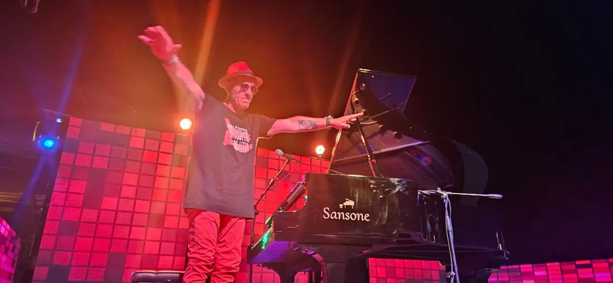 A Locri l'energia di Francesco Baccini coinvolge il pubblico di \"Ai confini del Sud\" - VIDEO