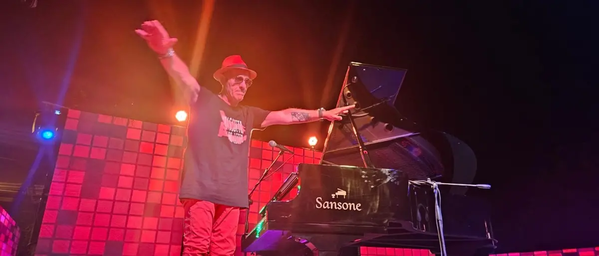 A Locri l'energia di Francesco Baccini coinvolge il pubblico di \"Ai confini del Sud\" - VIDEO