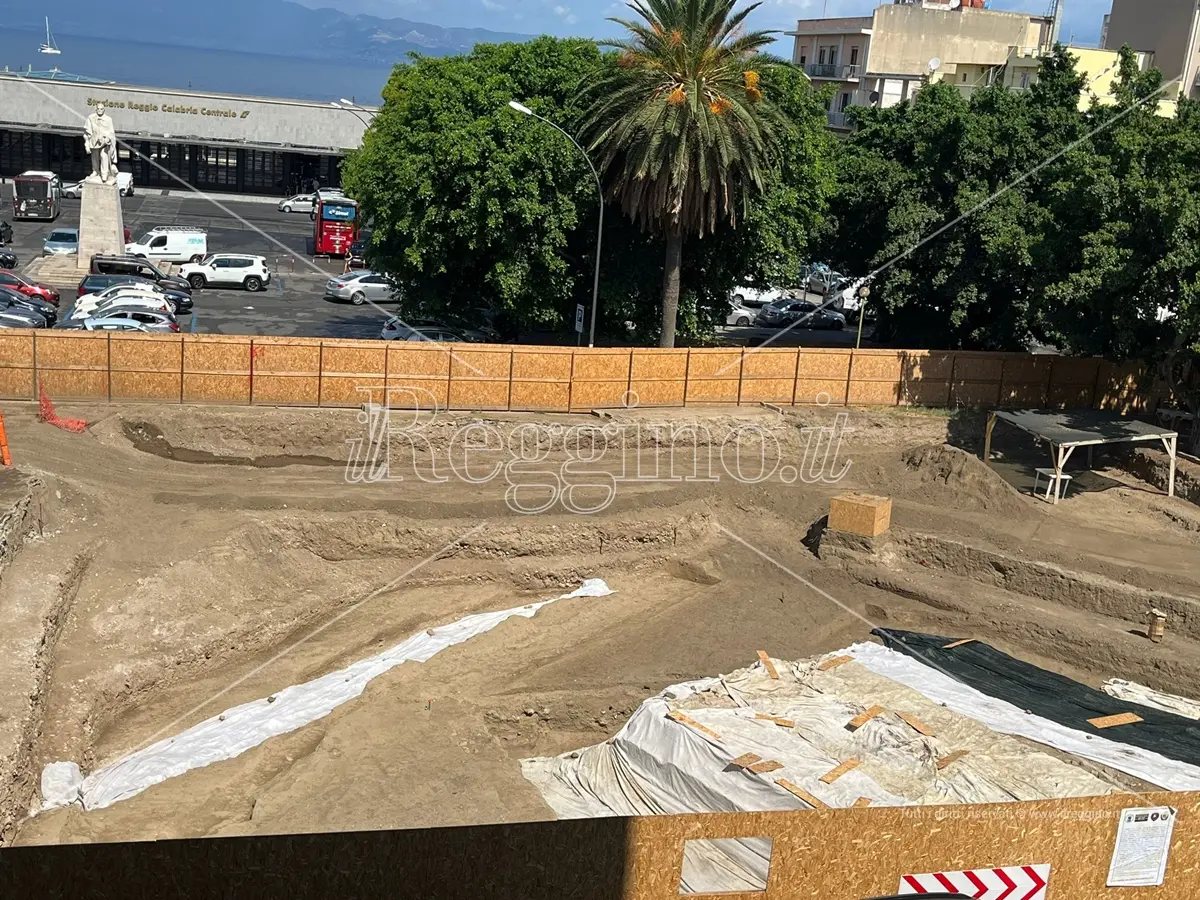 Piazza Garibaldi a Reggio, stop agli scavi: tornano coperti - STORIA E FOTOGALLERY