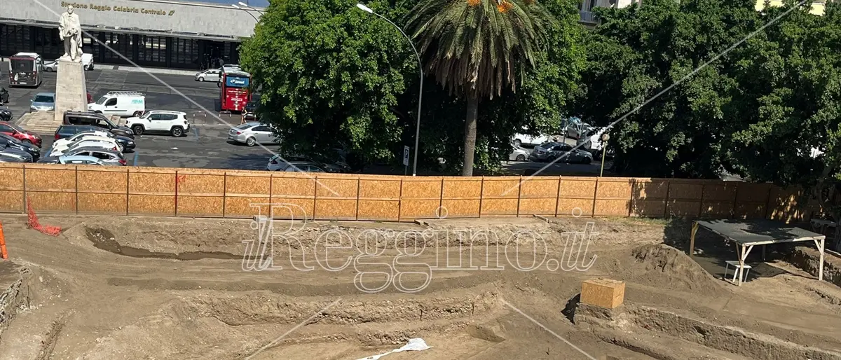 Piazza Garibaldi a Reggio, stop agli scavi: tornano coperti - STORIA E FOTOGALLERY