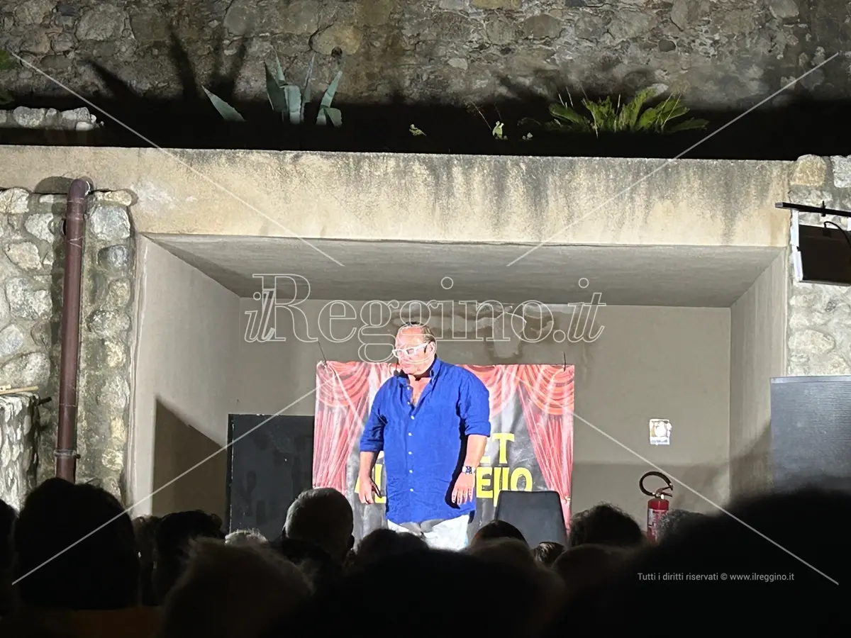 Reggio, pieno di risate con il comico Gianluca Giugliarelli al castello