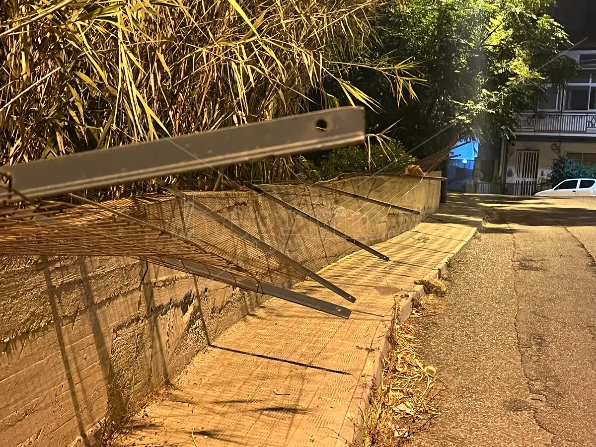 Reggio, recinzione resta sospesa e ostacola passaggio sul marciapiede di via Fiumarine a Catona - FOTO
