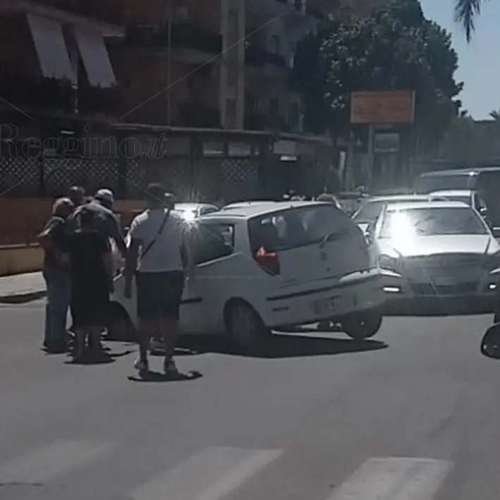 Reggio, strada sprofonda al passaggio di un'auto