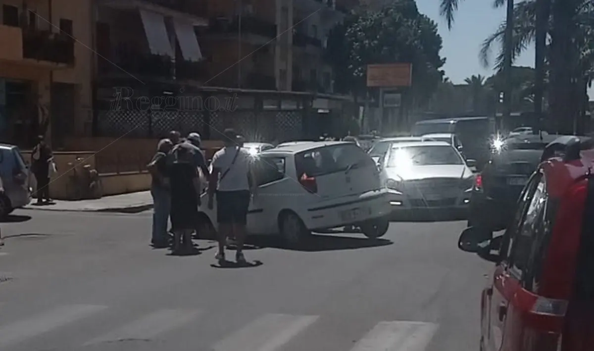 Reggio, strada sprofonda al passaggio di un'auto