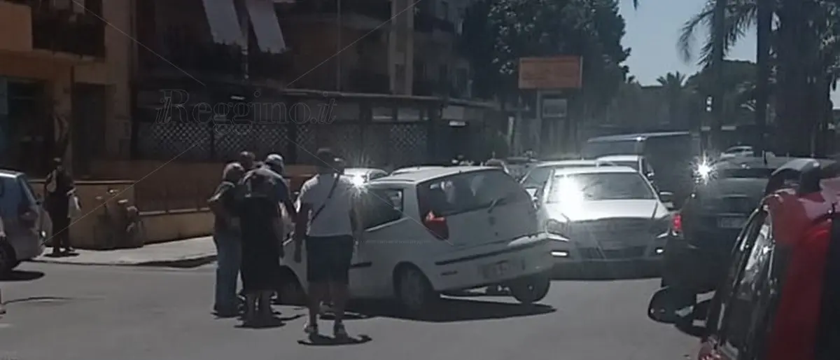 Reggio, strada sprofonda al passaggio di un'auto
