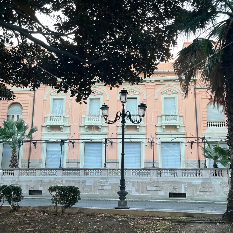 Reggio, Grande Albergo Miramare chiuso: lo stallo dopo il restyling esterno - FOTO e VIDEO