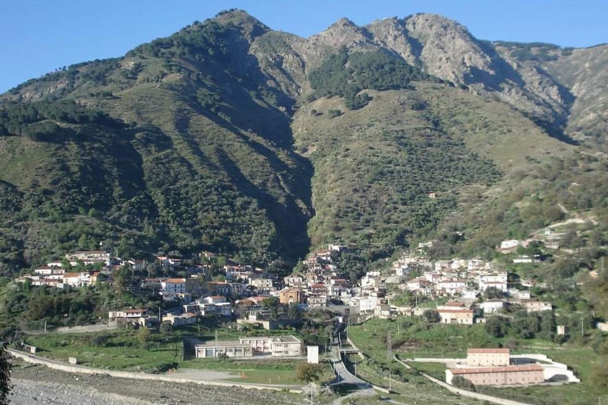 Condofuri, auto si ribalta fuori strada sulla provinciale: un morto
