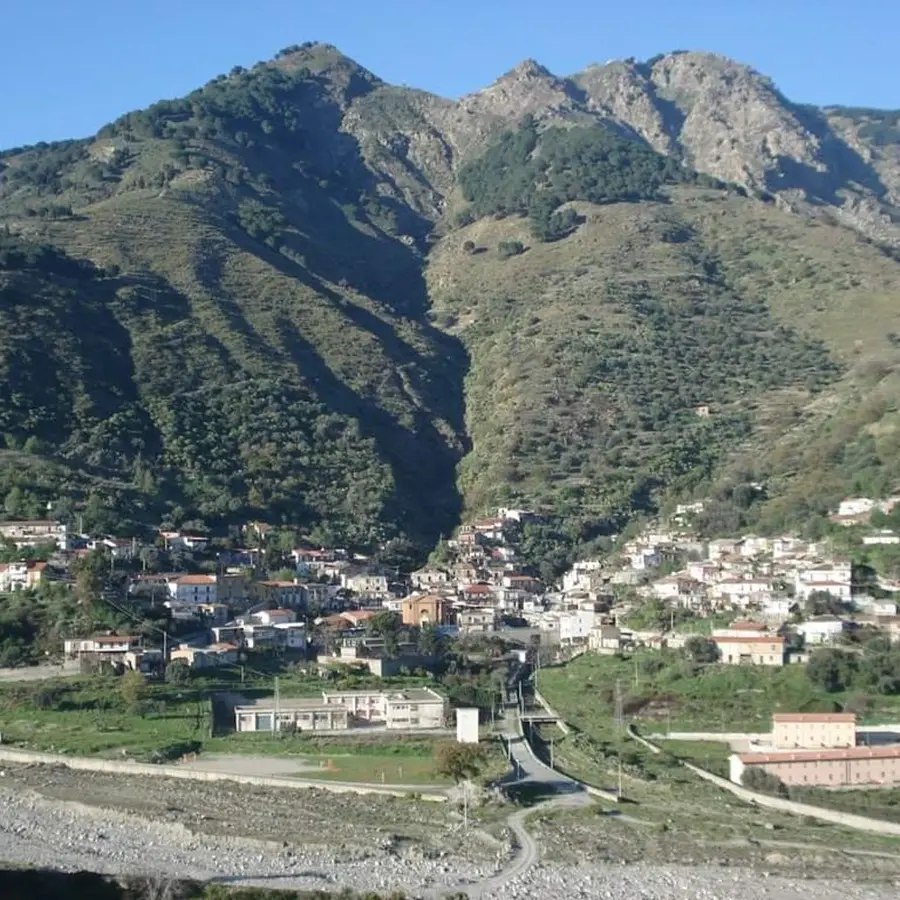 Condofuri, auto si ribalta fuori strada sulla provinciale: un morto