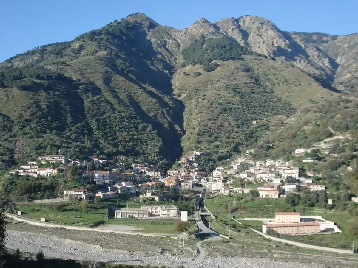 Condofuri, auto si ribalta fuori strada sulla provinciale: un morto