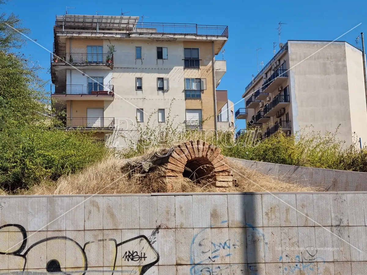 Tomba Ellenistica a Reggio, l'abbandono dell'area continua... | FOTOGALLERY