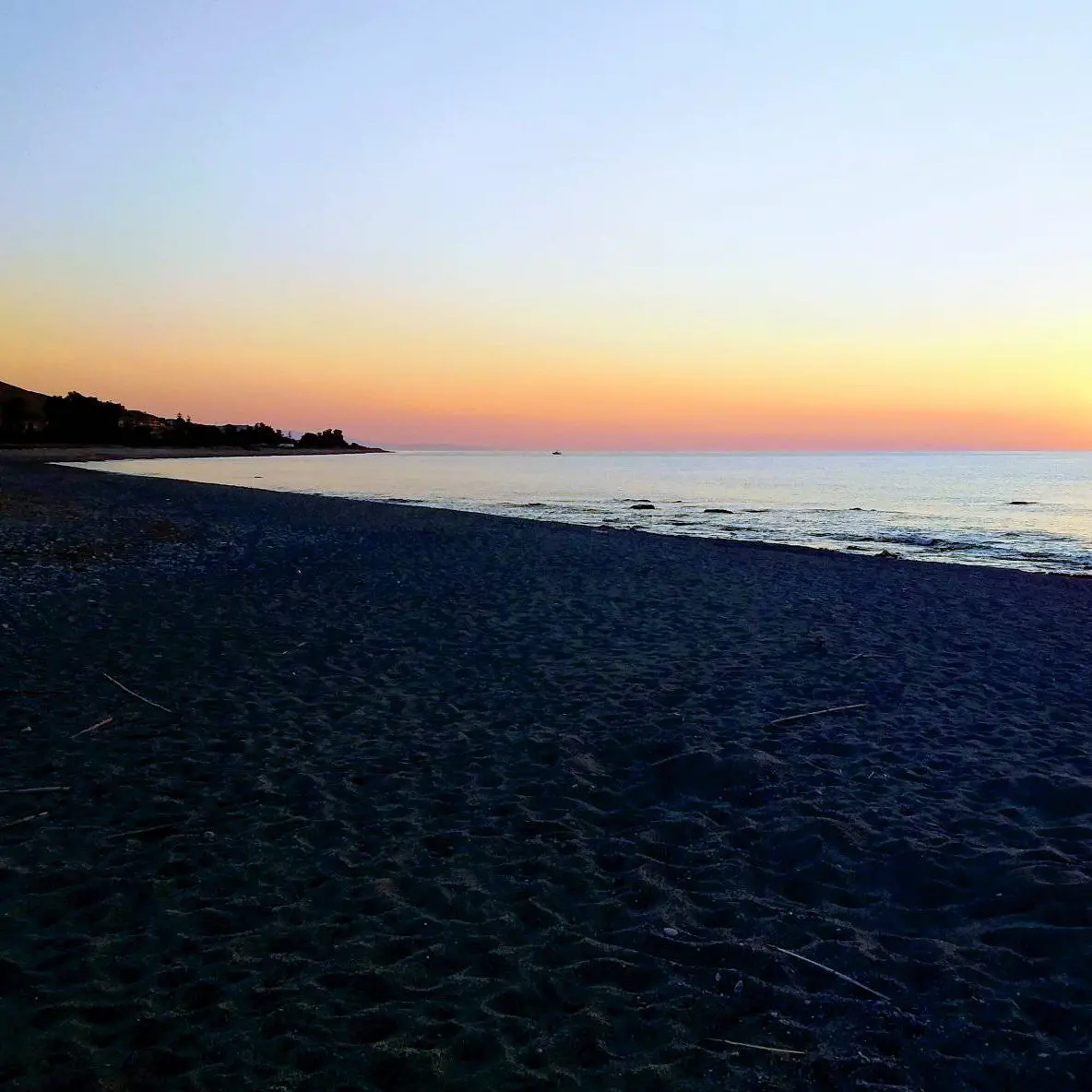 Brancaleone attende l'alba con un concerto sul mare