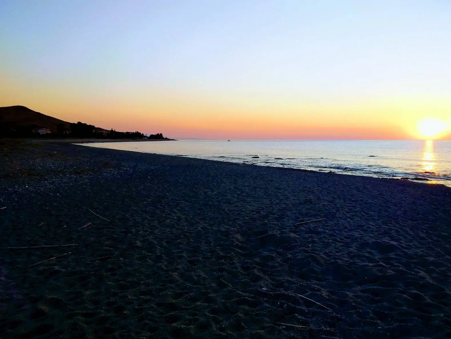 Brancaleone attende l'alba con un concerto sul mare