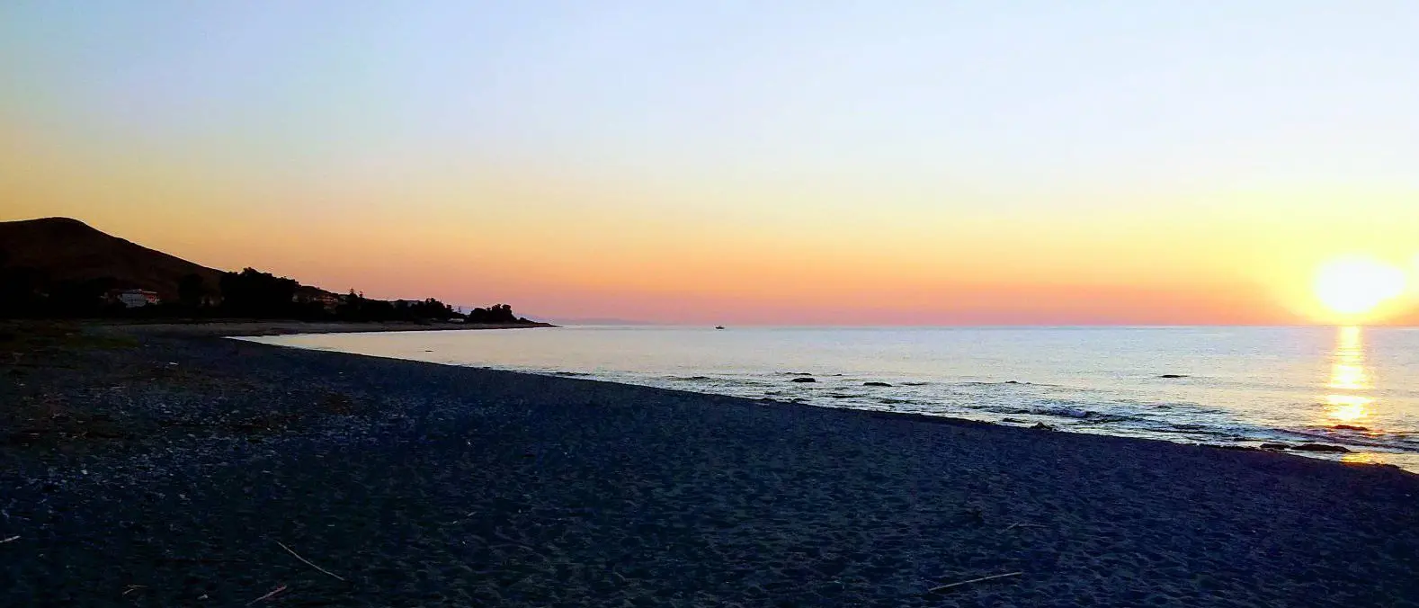 Brancaleone attende l'alba con un concerto sul mare