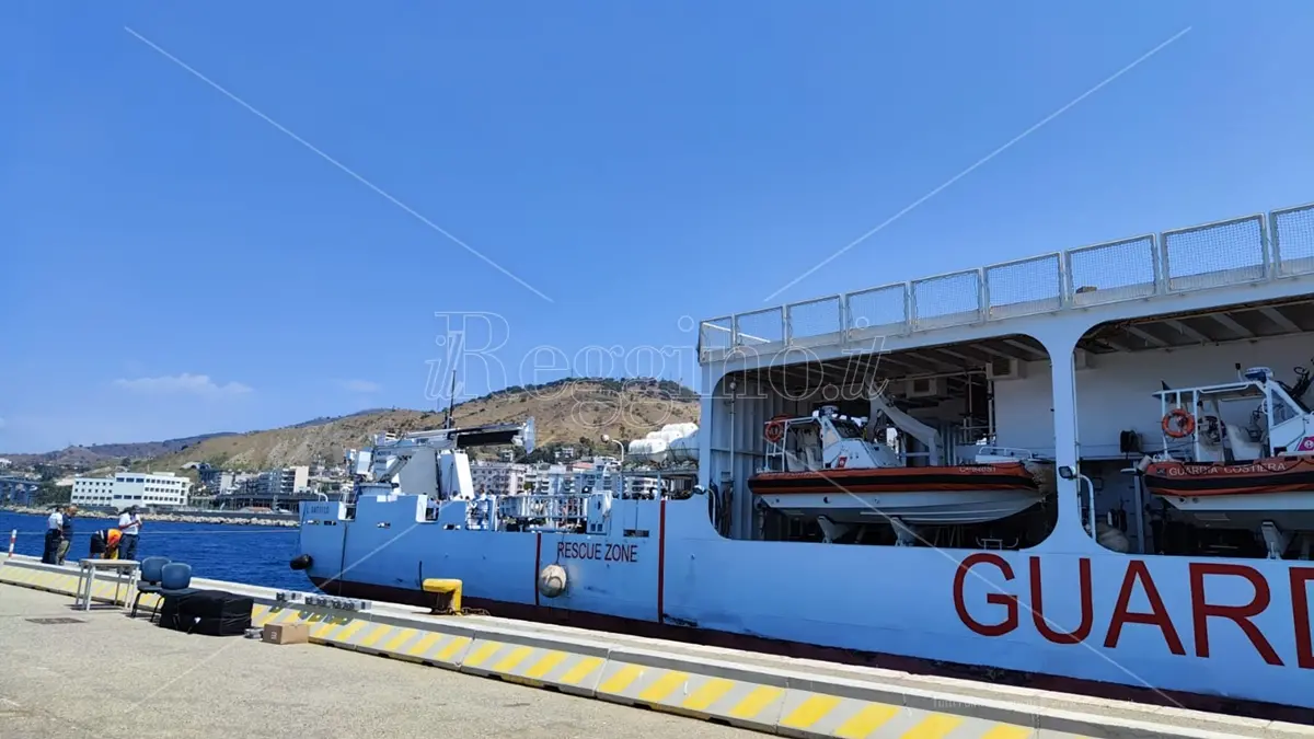 Reggio, la nave Dattilo al porto: sbarcano oltre 400 migranti